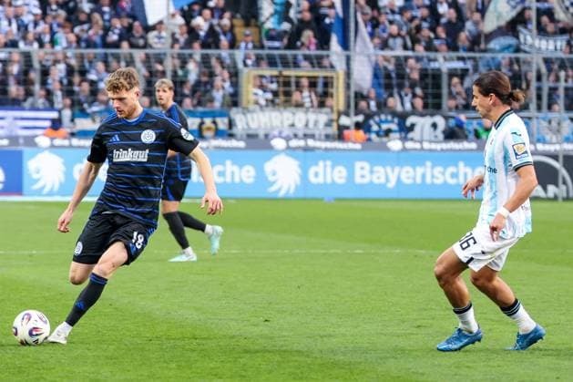 Steffen Meuer 18 MSV Duisburg in action against Tunay Deniz 36 TSV 1860 Muenchen , TSV 1860 Muenchen vs MSV Duisburg, DFL, Dritte Liga, Saison 2025 2026, Stadion an der Gruenwalder Strasse, Hinrunde, 11 Spieltag, 19 10 2025 DFB regulations prohibit any use of photographs as image sequences and or quasi video Muenchen Bayern Deutschland Copyright: xkolbert-press MartinxAgüerax