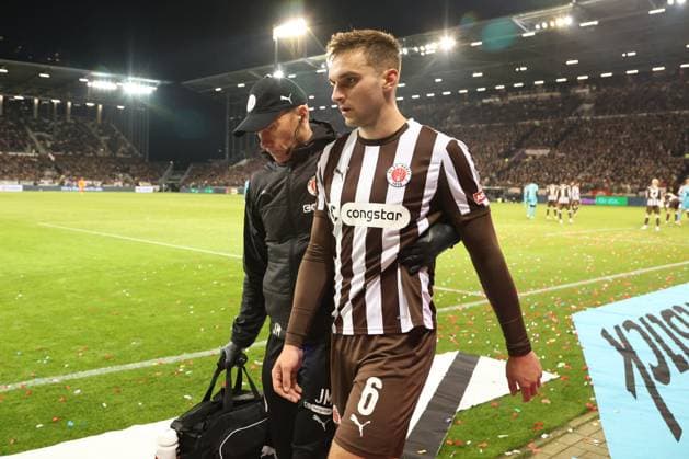 GER, Hamburg, Football, DFL, FC St Pauli vs TSG 1899 Hoffenheim , im Millerntor Stadion , 19 10 2025 , v l James Sands FC St Pauli ,6 wird verletzt ausgewechselt DFL regulations prohibit any use of photographs as image sequences and or quasi video Copyright: HMBxMedia FernandoxSoares