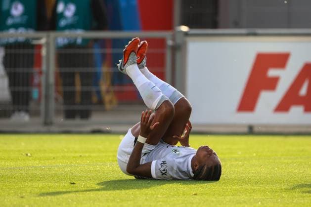 Leverkusen, Germany October 19, 2025 1 FBL 2025 2026 Bayer 04 Leverkusen vs VfL Wolfsburg In the picture Lineth Beerensteyn Wolfsburg is injured during a foul by goalkeeper Charlotte Voll Leverkusen , which is followed by a sending off DFB regulations prohibit any use of photographs as image sequences and or quasi video Ulrich Haberland Stadion Nordrhein Westfalen Copyright: xFotostandx xFantinix
