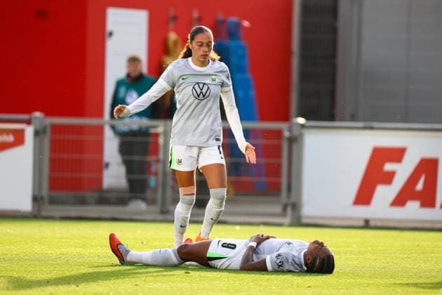 Leverkusen, Germany 19 October 2025 1 FBL 2025 2026 Bayer 04 Leverkusen vs VfL Wolfsburg In the picture Lineth Beerensteyn Wolfsburg , lying on the pitch, is injured during a foul by goalkeeper Charlotte Voll Leverkusen , which is followed by a sending off DFB regulations prohibit any use of photographs as image sequences and or quasi video Ulrich Haberland Stadion Nordrhein Westfalen Copyright: xFotostandx xFantinix