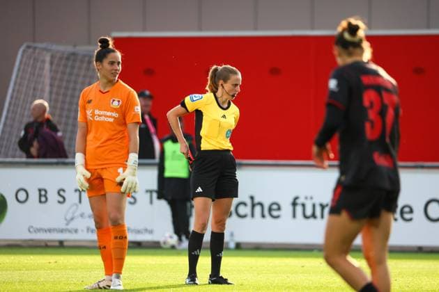 Leverkusen, Germany 19 October 2025 1 FBL 2025 2026 Bayer 04 Leverkusen vs VfL Wolfsburg In the picture from left goalkeeper Charlotte Voll Leverkusen sees the red card by referee Davina Lutz Germany and is sent off DFB regulations prohibit any use of photographs as image sequences and or quasi video Ulrich Haberland Stadion Nordrhein Westfalen Copyright: xFotostandx xFantinix