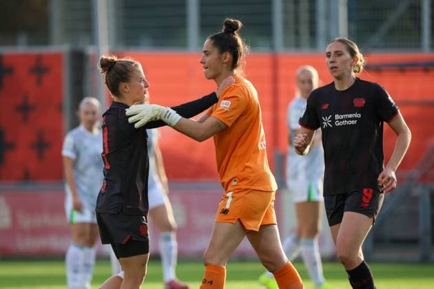 Leverkusen, Germany 19 October 2025 1 FBL 2025 2026 Bayer 04 Leverkusen vs VfL Wolfsburg In the picture from left Kristin Kögel Koegel Leverkusen tries to set up goalkeeper Charlotte Voll Leverkusen after the sending off DFB regulations prohibit any use of photographs as image sequences and or quasi video Ulrich Haberland Stadion Nordrhein Westfalen Copyright: xFotostandx xFantinix