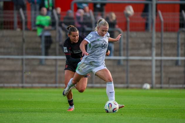 Leverkusen, Germany October 19, 2025 1 FBL 2025 2026 Bayer 04 Leverkusen vs VfL Wolfsburg Pictured from left in duel Carlotta Wamser Leverkusen and Thea Bjelde Wolfsburg DFB regulations prohibit any use of photographs as image sequences and or quasi video Ulrich Haberland Stadion Nordrhein Westfalen Copyright: xFotostandx xFantinix