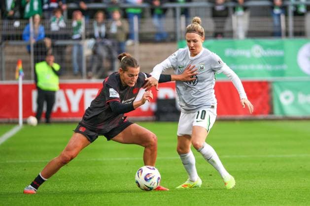Leverkusen, Germany October 19, 2025 1 FBL 2025 2026 Bayer 04 Leverkusen vs VfL Wolfsburg Pictured from left in duel Carlotta Wamser Leverkusen and Svenja Huth Wolfsburg DFB regulations prohibit any use of photographs as image sequences and or quasi video Ulrich Haberland Stadion Nordrhein Westfalen Copyright: xFotostandx xFantinix