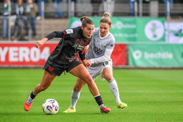 Leverkusen, Germany October 19, 2025 1 FBL 2025 2026 Bayer 04 Leverkusen vs VfL Wolfsburg Pictured from left in duel Carlotta Wamser Leverkusen and Svenja Huth Wolfsburg DFB regulations prohibit any use of photographs as image sequences and or quasi video Ulrich Haberland Stadion Nordrhein Westfalen Copyright: xFotostandx xFantinix