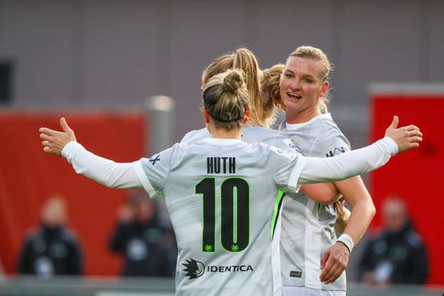 Leverkusen, Germany 19 October 2025 1 FBL 2025 2026 Bayer 04 Leverkusen vs VfL Wolfsburg In the picture goal scorer Alexandra Popp Wolfsburg , right in the picture, scores the goal for 1 0 and cheers with her teammates DFB regulations prohibit any use of photographs as image sequences and or quasi video Ulrich Haberland Stadion Nordrhein Westfalen Copyright: xFotostandx xFantinix