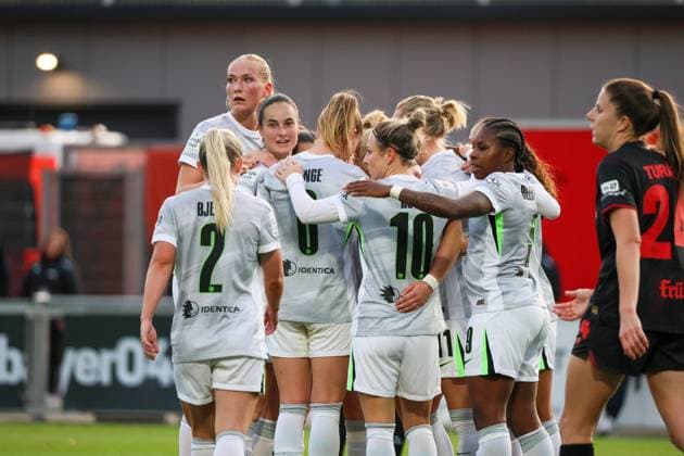 Leverkusen, Germany 19 October 2025 1 FBL 2025 2026 Bayer 04 Leverkusen vs VfL Wolfsburg In the picture Goalscorer Alexandra Popp Wolfsburg , hidden in the picture, scores the goal for 1 0 and cheers with her teammates DFB regulations prohibit any use of photographs as image sequences and or quasi video Ulrich Haberland Stadion Nordrhein Westfalen Copyright: xFotostandx xFantinix