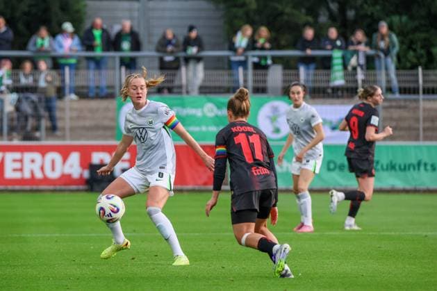 Leverkusen, Germany October 19, 2025 1 FBL 2025 2026 Bayer 04 Leverkusen vs VfL Wolfsburg Pictured from left Janina Minge Wolfsburg and Kristin Kögel Koegel Leverkusen DFB regulations prohibit any use of photographs as image sequences and or quasi video Ulrich Haberland Stadion Nordrhein Westfalen Copyright: xFotostandx xFantinix