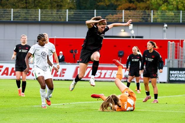 Leverkusen, Germany October 19, 2025 1 FBL 2025 2026 Bayer 04 Leverkusen vs VfL Wolfsburg In the picture from left second Lilla Turanyi Leverkusen jumps over goalkeeper Anne Moll Leverkusen DFB regulations prohibit any use of photographs as image sequences and or quasi video Ulrich Haberland Stadion Nordrhein Westfalen Copyright: xFotostandx xFantinix