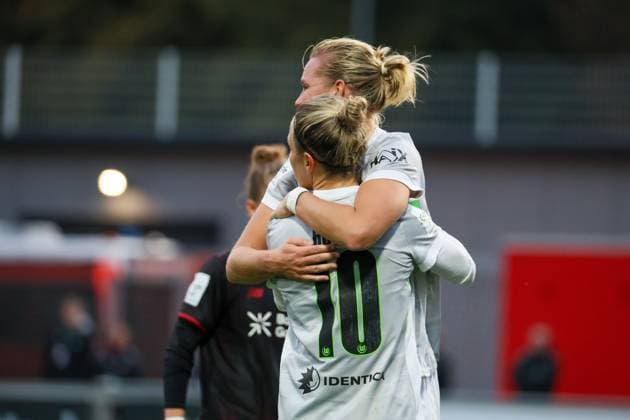 Leverkusen, Germany October 19, 2025 1 FBL 2025 2026 Bayer 04 Leverkusen vs VfL Wolfsburg In the picture from left the second goal scorer Alexandra Popp Wolfsburg scores the goal to 2 0 for VfL Wolfsburg and cheers with Svenja Huth Wolfsburg DFB regulations prohibit any use of photographs as image sequences and or quasi video Ulrich Haberland Stadion Nordrhein Westfalen Copyright: xFotostandx xFantinix