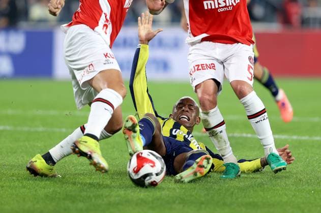 Fenerbahce v Fatih Karagumruk - Turkish Super Lig ISTANBUL, TURKIYE - OCTOBER 19: Anderson Talisca (94) of Fenerbahce in action during Turkish Super Lig week 9 match between Fenerbahce and Misirli.com.tr Fatih Karagumruk at Chobani Stadium in Istanbul, Turkiye on October 19, 2025. Ali Atmaca Anadolu Istanbul Turkey. Editorial use only. Please get in touch for any other usage.  Copyright: x2025xAnadoluxAlixAtmacax