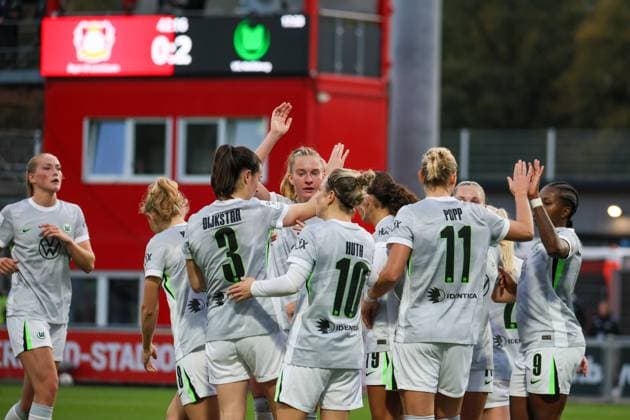 Leverkusen, Germany October 19, 2025 1 FBL 2025 2026 Bayer 04 Leverkusen vs VfL Wolfsburg In the picture goal scorer Alexandra Popp Wolfsburg , from the right the second in the picture, scores the goal to 2 0 for VfL Wolfsburg and cheers with her teammates DFB regulations prohibit any use of photographs as image sequences and or quasi video Ulrich Haberland Stadion Nordrhein Westfalen Copyright: xFotostandx xFantinix