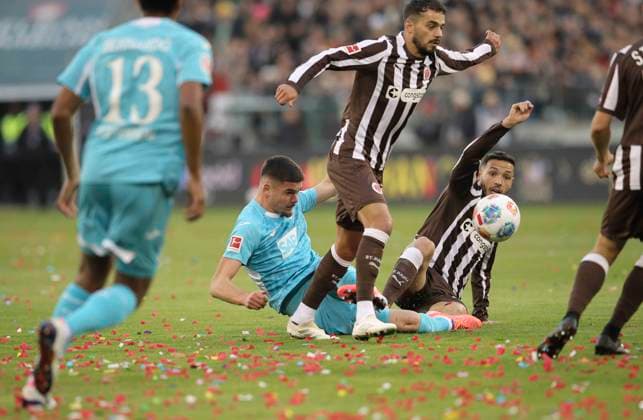 Photo Mathias Pereira LAGE Pauli , recchts grchts against Albian Hajdari TSG , above Manolis Saliakas Pauli Soccer 1 Bundesliga , FC St Pauli TSG Hoffenheim on Sun 19 10 2025