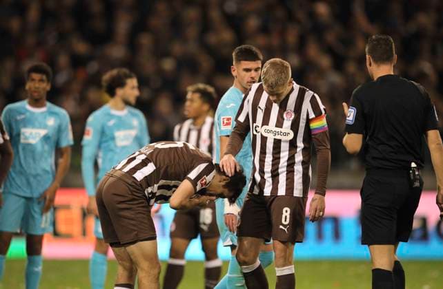 Photo Loser Adam Dzwigala Pauli and Eric SMITH Pauli Soccer 1 Bundesliga , FC St Pauli TSG Hoffenheim on Sun 19 10 2025