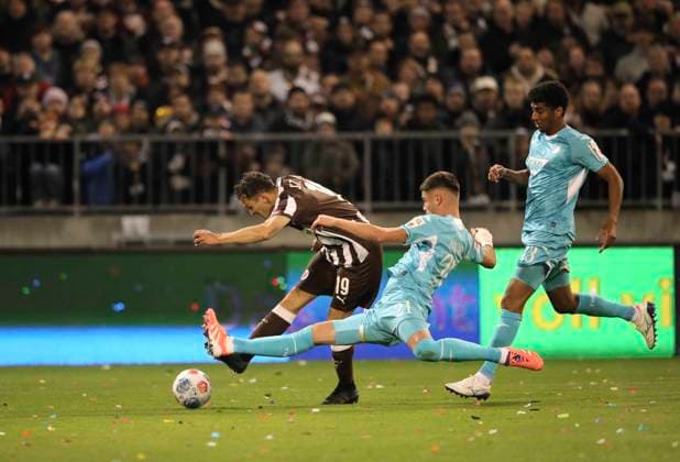 Photo Goal kick from Martijn KAARS Pauli against Albian Hajdari TSG Soccer 1 Bundesliga , FC St Pauli TSG Hoffenheim on Sun 19 10 2025