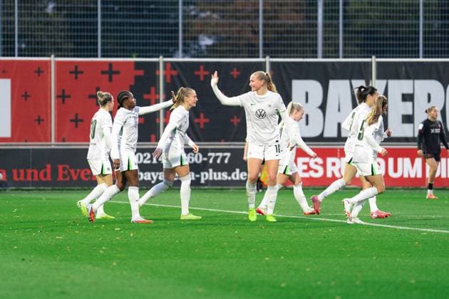 VfL Wolfsburg celebrating their goal during the Google Pixel Frauen Bundesliga game between Bayer 04 Leverkusen and VfL Wolfsburg at Ulrich - Haberland Stadium in Levekusen, Germany Copyright: xLeoniexKiehlx xSPPx Sportspressphoto_SPR45243