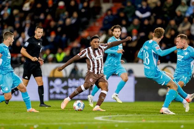 Hamburg, October 19, 2025 Soccer, 1 Bundesliga 2025 26, FC St Pauli TSG 1899 Hoffenheim Oladapo Afolayan FC St Pauli, 17 DFL REGULATIONS PROHIBIT ANY USE OF PHOTOGRAPHS AS IMAGE SEQUENCES AND OR QUASI VIDEO