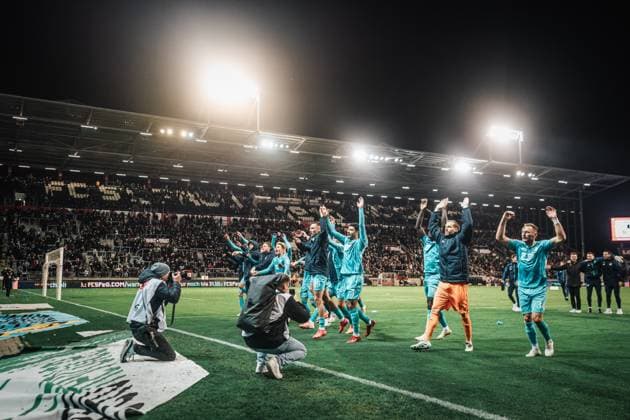 Soccer Men Season 2025 2026 Soccer Bundesliga 07 Matchday FC St Pauli vs TSG Hoffenheim 19 10 2025 TSG Hoffenheim with a Laola after the victory Hamburg Millerntor Stadion Hamburg Germany