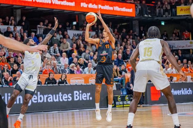 1 Basketball Bundesliga, easyCredit BBL, Season 2025 2026, Men, Cup Round of 16, 19 10 2025, RASTA Vechta NINERS Chemnitz Alonzo Verge 11 RASTA Vechta at Jumpshot Vechta RASTA Dome Lower Saxony Germany