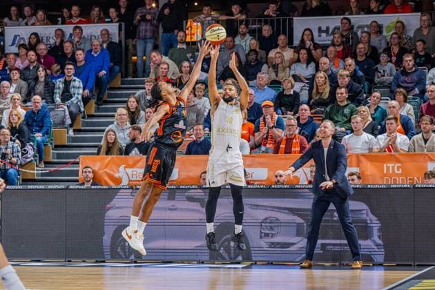 1 Basketball Bundesliga, easyCredit BBL, Season 2025 2026, Men, Cup Round of 16, 19 10 2025, RASTA Vechta NINERS Chemnitz Kaza Kajami Keane 10 NINERS Chemnitz at Jumpshot Vechta RASTA Dome Lower Saxony Germany