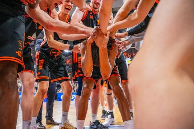1. Basketball Bundesliga, easyCredit BBL, Saison 2025 2026, Herren, Pokal. Achtelfinale, 19.10.2025, RASTA Vechta - NINERS Chemnitz Das Team von RASTA Vechta und Alonzo Verge ( 11 - RASTA Vechta) nach der Partie Vechta RASTA Dome Niedersachsen Deutschland *** 1 Basketball Bundesliga, easyCredit BBL, Season 2025 2026, Men, Cup Round of 16, 19 10 2025, RASTA Vechta NINERS Chemnitz The RASTA Vechta team and Alonzo Verge 11 RASTA Vechta after the game Vechta RASTA Dome Lower Saxony Germany