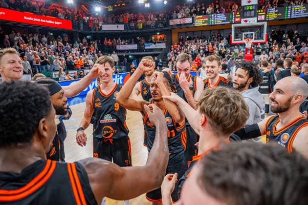 1 Basketball Bundesliga, easyCredit BBL, Season 2025 2026, Men, Cup Round of 16, 19 10 2025, RASTA Vechta NINERS Chemnitz The RASTA Vechta team after the game Vechta RASTA Dome Lower Saxony Germany