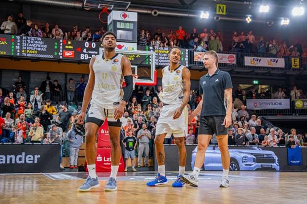 1 Basketball Bundesliga, easyCredit BBL, Season 2025 2026, Men, Cup Round of 16, 19 10 2025, RASTA Vechta NINERS Chemnitz Kostja Mushidi 11 NINERS Chemnitz and Kevin Yebo 0 NINERS Chemnitz after the game Vechta RASTA Dome Lower Saxony Germany