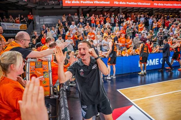 1 Basketball Bundesliga, easyCredit BBL, Season 2025 2026, Men, Cup Round of 16, 19 10 2025, RASTA Vechta NINERS Chemnitz Domenik Theodorou Athletic Coach RASTA Vechta after the game Vechta RASTA Dome Lower Saxony Germany