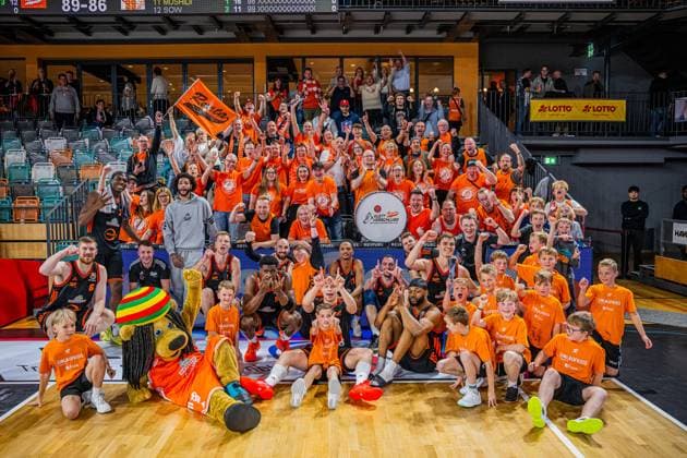 1 Basketball Bundesliga, easyCredit BBL, Season 2025 2026, Men, Cup Round of 16, 19 10 2025, RASTA Vechta NINERS Chemnitz The RASTA Vechta team after the game Vechta RASTA Dome Lower Saxony Germany