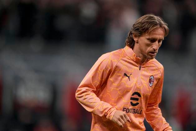 AC Milan s Luka Modric during the warm up before the Serie A soccer match between Milan and Fiorentina at the San Siro Stadium in Milan, Italy - October 19, 2025. - Soccer  Copyright: xFabioxFerrari LaPressex