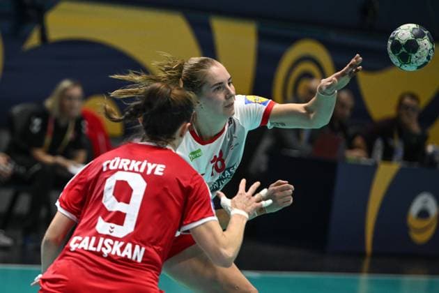 Turkiye v Denmark - EHF 2025 Women s European Handball Championship ANKARA, TURKIYE - OCTOBER 19: Asli Caliskan (9) of Turkiye in action during the second match of the EHF 2025 Women s European Handball Championship between Turkiye and Denmark at Prof. Dr. Yasar Sevim Sports Hall in Ankara, Turkiye on October 19, 2025. Abdullah Güçlü Anadolu Ankara Turkey. Editorial use only. Please get in touch for any other usage.  Copyright: x2025xAnadoluxAbdullahxGüclüx