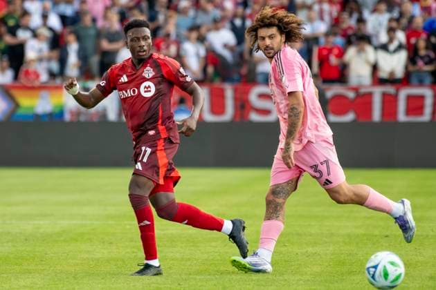 September 27, 2025, Toronto, Ontario, Canada: 11 Derrick Etienne Jr. (L) and 37 Maximiliano Falcon (R) in action during the MLS, Fussball Herren, USA game between Toronto FC and Inter Miami FC at BMO field in Toronto. The game ended 1-1. Toronto Canada - ZUMAm154 20250927_zap_m154_045 Copyright: xAngelxMarchinix