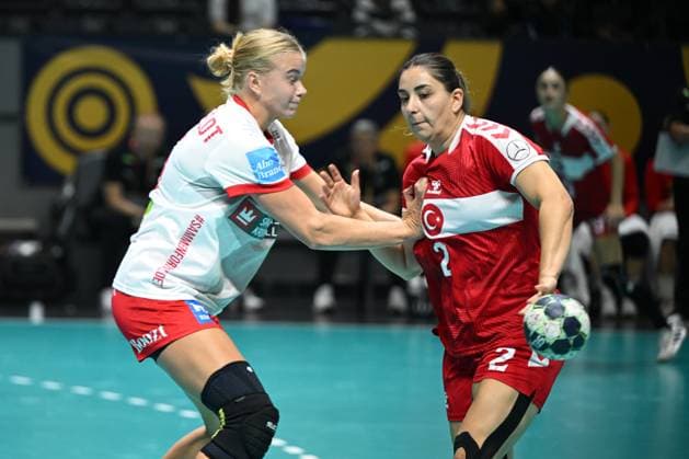 Turkiye v Denmark - EHF 2025 Women s European Handball Championship ANKARA, TURKIYE - OCTOBER 19: Beyza Gedik (2) of Turkiye in action during the second match of the EHF 2025 Women s European Handball Championship between Turkiye and Denmark at Prof. Dr. Yasar Sevim Sports Hall in Ankara, Turkiye on October 19, 2025. Abdullah Güçlü Anadolu Ankara Turkey. Editorial use only. Please get in touch for any other usage.  Copyright: x2025xAnadoluxAbdullahxGüclüx