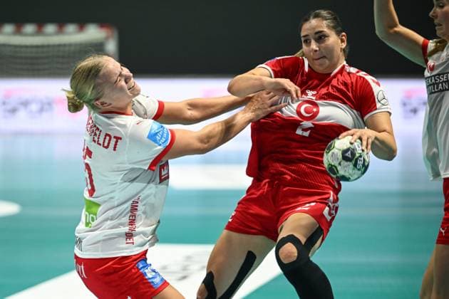 Turkiye v Denmark - EHF 2025 Women s European Handball Championship ANKARA, TURKIYE - OCTOBER 19: Beyza Gedik (2) of Turkiye in action during the second match of the EHF 2025 Women s European Handball Championship between Turkiye and Denmark at Prof. Dr. Yasar Sevim Sports Hall in Ankara, Turkiye on October 19, 2025. Abdullah Güçlü Anadolu Ankara Turkey. Editorial use only. Please get in touch for any other usage.  Copyright: x2025xAnadoluxAbdullahxGüclüx