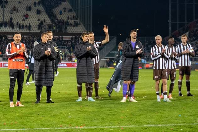 Germany, Soccer, 1 Bundesliga, Matchday 7 2025 2026, FC St Pauli TSG Hoffenheim on 19 10 in Hamburg Millerntor Stadion St Pauli thanks the fans after the match Copyright: xSvenxHeidmannx