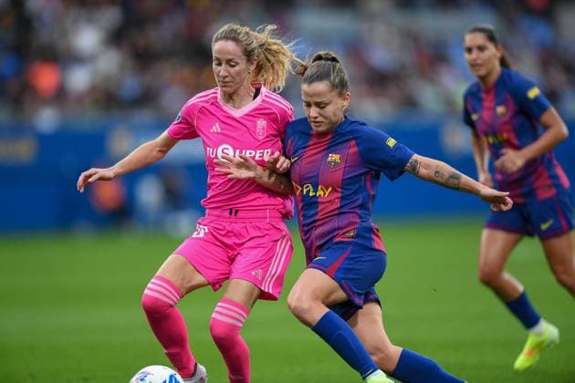 FC Barcelona, Barca v GRANADA CF. JOHAN CRUYFF STADIUM,BARCELONA. October 19,2025 FC BARCELONA vs GRANADA CF. October 19,2025 Claudia Pina (9) of FC Barcelona vies with Lauri of Granada during the match between FC Barcelona and Granada CF corresponding to the eighth day of the La Liga F Moeve at the Johan Cruyff Stadium in Barcelona, Spain, on October 19, 2025. Barcelona ESP Copyright: xS.xRosx