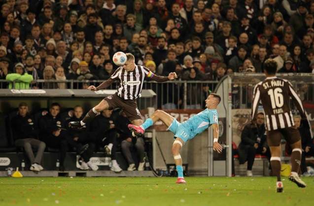 Photo Eric SMITH Pauli vs Tim Lemperle right , TSG Fußball 1 Bundesliga , FC St Pauli TSG Hoffenheim on Sun 19 10 2025