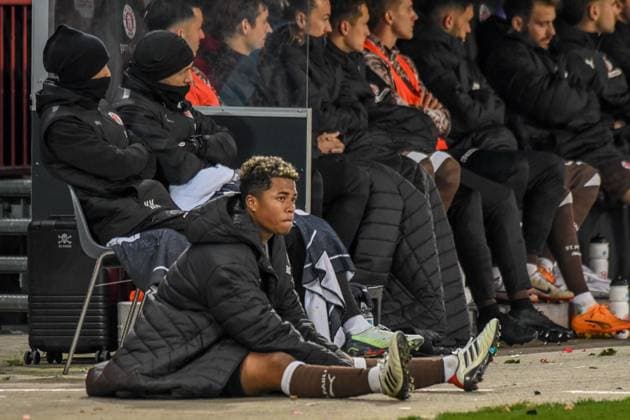 Joel Chima Fujita Pauli sits on the ground after being substituted Germany , Hamburg , Millerntorstadion , Football , 1 Bundesliga , FC St Pauli TSG Hoffenheim