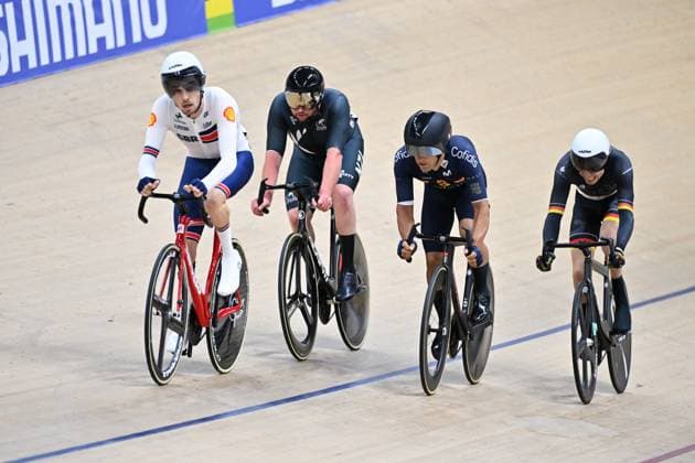 2025 UCI Para-Cycling Track World Championships Picture by Simon Wilkinson SWpix.com - 19 10 2025 - Cycling - 2025 UCI Para-Cycling Track World Championships - Rio Olympic Velodrome, Rio de Janeiro, Brazil - MC3 10km Scratch Race - Finlay Graham (Great Britain), Devon Briggs (New Zealand), Eduardo Santas Asensio (Spain) Copyright: x xSWpix.comx(t axPhotographyxHubxLtd)xSimonxWilkinson SWpix.comx SWP-3030-10243