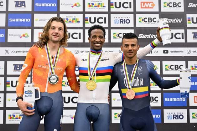 2025 UCI Para-Cycling Track World Championships Picture by Simon Wilkinson SWpix.com - 19 10 2025 - Cycling - 2025 UCI Para-Cycling Track World Championships - Rio Olympic Velodrome, Rio de Janeiro, Brazil - MC5 10 km Scratch Race Podium - Daniel Abraham Gebru (Netherlands) receiving the Gold Medal to become World Champion with Martin Van De Pol (Netherlands) receiving the Silver Medal and Carlos Andres Vargas Villanueva (Colombia) receiving the Bronze Medal Copyright: x xSWpix.comx(t axPhotographyxHubxLtd)xSimonxWilkinson SWpix.comx SWP-3030-10246