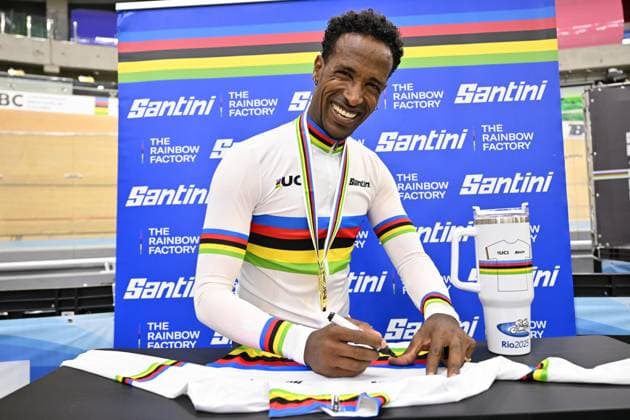 2025 UCI Para-Cycling Track World Championships Picture by Simon Wilkinson SWpix.com - 19 10 2025 - Cycling - 2025 UCI Para-Cycling Track World Championships - Rio Olympic Velodrome, Rio de Janeiro, Brazil - MC5 10 km Scratch Race Podium - Daniel Abraham Gebru (Netherlands) signing the Santini rainbow Jersey Copyright: x xSWpix.comx(t axPhotographyxHubxLtd)xSimonxWilkinson SWpix.comx SWP-3030-10248