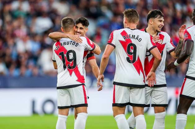 October 19, 2025, Valencia, Valencia, SPAIN: Jorge de Frutos of Rayo Vallecano celebrates a goal with teammates during the Spanish league, LaLiga EA Sports, football match played between Levante UD and Rayo Vallecano at Ciutat de Valencia stadium on October 19, 2025, in Valencia, Spain. Valencia SPAIN - ZUMAa181 20251019_zaa_a181_244 Copyright: xIvanxTerronx