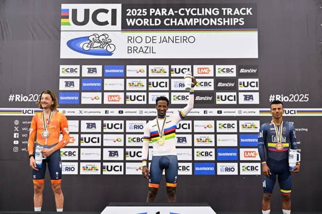 2025 UCI Para-Cycling Track World Championships Picture by Simon Wilkinson SWpix.com - 19 10 2025 - Cycling - 2025 UCI Para-Cycling Track World Championships - Rio Olympic Velodrome, Rio de Janeiro, Brazil - MC5 10 km Scratch Race Podium - Daniel Abraham Gebru (Netherlands) receiving the Gold Medal to become World Champion with Martin Van De Pol (Netherlands) receiving the Silver Medal and Carlos Andres Vargas Villanueva (Colombia) receiving the Bronze Medal Copyright: x xSWpix.comx(t axPhotographyxHubxLtd)xSimonxWilkinson SWpix.comx SWP-3030-10249
