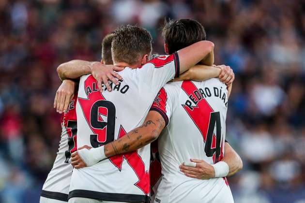 October 19, 2025, Valencia, Valencia, SPAIN: Jorge de Frutos of Rayo Vallecano celebrates a goal with teammates during the Spanish league, LaLiga EA Sports, football match played between Levante UD and Rayo Vallecano at Ciutat de Valencia stadium on October 19, 2025, in Valencia, Spain. Valencia SPAIN - ZUMAa181 20251019_zaa_a181_247 Copyright: xIvanxTerronx