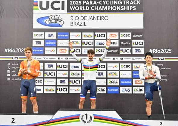2025 UCI Para-Cycling Track World Championships Picture by Simon Wilkinson SWpix.com - 19 10 2025 - Cycling - 2025 UCI Para-Cycling Track World Championships - Rio Olympic Velodrome, Rio de Janeiro, Brazil - MC2 Elimination Podium - Alexandre Leaute (France) receiving the Gold Medal to become World Champion with Hidde Buur (Netherlands) receiving the Silver Medal Shota Kawamoto (Japan) receiving the Bronze Medal Copyright: x xSWpix.comx(t axPhotographyxHubxLtd)xSimonxWilkinson SWpix.comx SWP-3030-10250