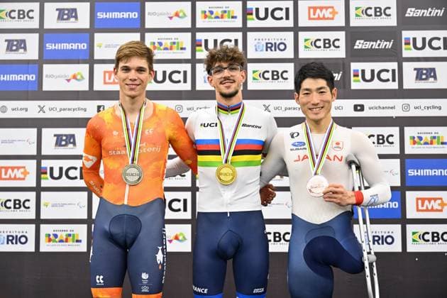 2025 UCI Para-Cycling Track World Championships Picture by Simon Wilkinson SWpix.com - 19 10 2025 - Cycling - 2025 UCI Para-Cycling Track World Championships - Rio Olympic Velodrome, Rio de Janeiro, Brazil - MC2 Elimination Podium - Alexandre Leaute (France) receiving the Gold Medal to become World Champion with Hidde Buur (Netherlands) receiving the Silver Medal Shota Kawamoto (Japan) receiving the Bronze Medal Copyright: x xSWpix.comx(t axPhotographyxHubxLtd)xSimonxWilkinson SWpix.comx SWP-3030-10251