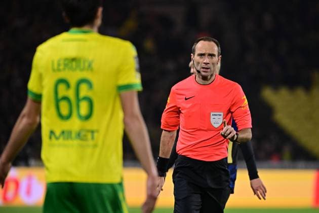 FOOTBALL : Nantes vs Lille - Ligue 1 - 19 10 2025 Thomas LEONARD ( referee ) talks with Louis Leroux ( 66 - Nantes ) during the Ligue 1match between FC Nantes and Lille OSC at Stade de la Beaujoire on October 19, 2025 in Nantes, France. ( Photo by Federico Pestellini PsnewZ ) - NantesFrance  Copyright: xFedericoxPestellinix