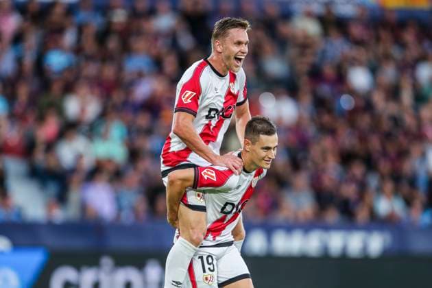 October 19, 2025, Valencia, Valencia, SPAIN: Jorge de Frutos of Rayo Vallecano celebrates a goal with teammates during the Spanish league, LaLiga EA Sports, football match played between Levante UD and Rayo Vallecano at Ciutat de Valencia stadium on October 19, 2025, in Valencia, Spain. Valencia SPAIN - ZUMAa181 20251019_zaa_a181_250 Copyright: xIvanxTerronx