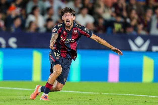 October 19, 2025, Valencia, Valencia, SPAIN: Unai Vencedor of Levante UD protest during the Spanish league, LaLiga EA Sports, football match played between Levante UD and Rayo Vallecano at Ciutat de Valencia stadium on October 19, 2025, in Valencia, Spain. Valencia SPAIN - ZUMAa181 20251019_zaa_a181_301 Copyright: xIvanxTerronx