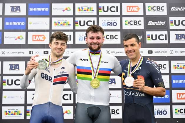 2025 UCI Para-Cycling Track World Championships Picture by Simon Wilkinson SWpix.com - 19 10 2025 - Cycling - 2025 UCI Para-Cycling Track World Championships - Rio Olympic Velodrome, Rio de Janeiro, Brazil - MC3 10km Scratch Race Podium - Devon Briggs (New Zealand) receiving the Gold Medal to become World Champion with Finlay Graham (Great Britain) receiving the Silver Medal and Eduardo Santas Asensio (Spain) receiving the Bronze Medal Copyright: x xSWpix.comx(t axPhotographyxHubxLtd)xSimonxWilkinson SWpix.comx SWP-3030-10253